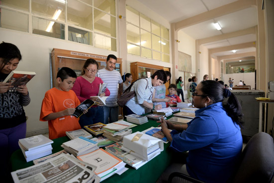 Entrega Archivo Municipal 410 libros a saltillenses 