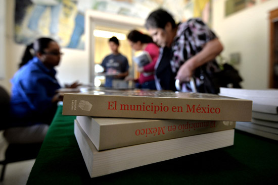 Entrega Archivo Municipal 410 libros a saltillenses 