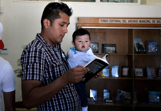 Entrega Archivo Municipal 410 libros a saltillenses 