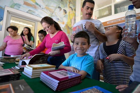 Entrega Archivo Municipal 410 libros a saltillenses 