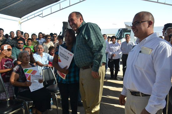 Entrega Gobernador RMV escrituras y unidades para San Juan de Sabinas 