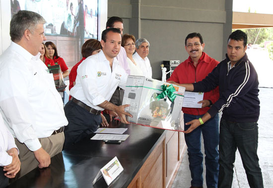   ENTREGAN PREMIO COAHUILENSE AL SERVICIO SOCIAL 2014