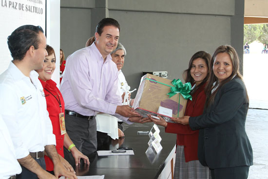   ENTREGAN PREMIO COAHUILENSE AL SERVICIO SOCIAL 2014