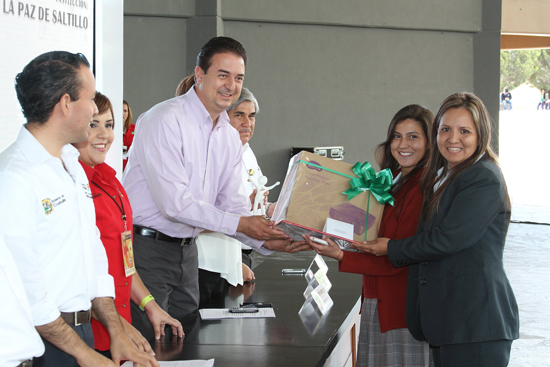 Entregan Premio Coahuilense al Servicio Social 2014 