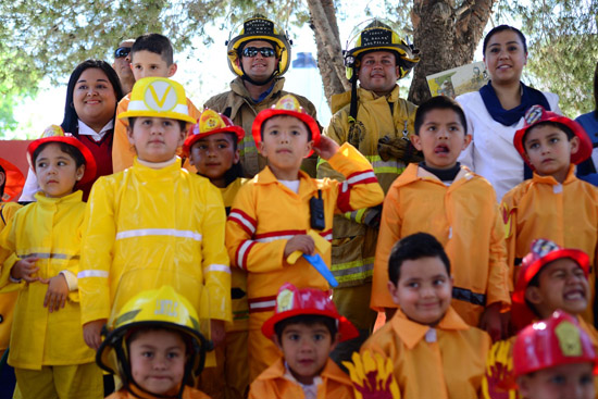 Invitan Bomberos a los niños a tomarse la foto 