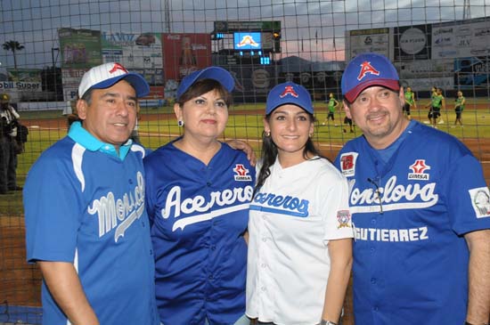   Lanza el Alcalde Licenciado Gerardo García la primera bola de la temporada de béisbol