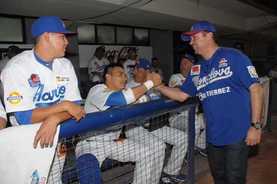   Lanza el Alcalde Licenciado Gerardo García la primera bola de la temporada de béisbol