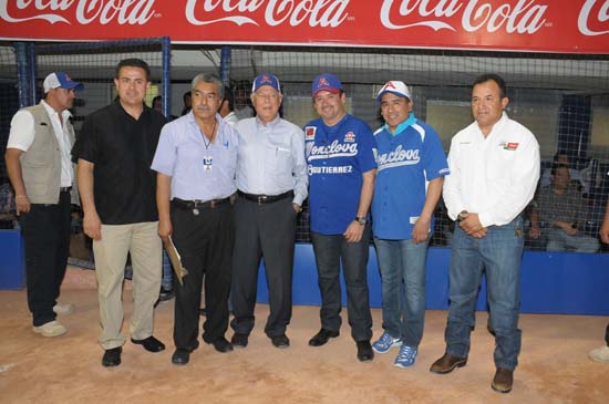   Lanza el Alcalde Licenciado Gerardo García la primera bola de la temporada de béisbol