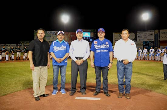   Lanza el Alcalde Licenciado Gerardo García la primera bola de la temporada de béisbol