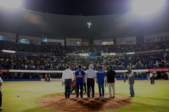   Lanza el Alcalde Licenciado Gerardo García la primera bola de la temporada de béisbol