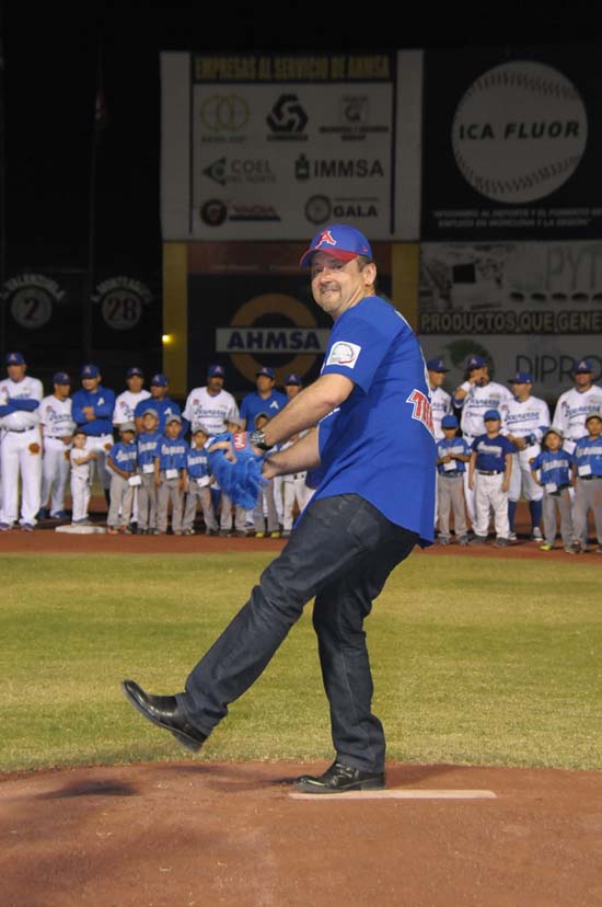   Lanza el Alcalde Licenciado Gerardo García la primera bola de la temporada de béisbol