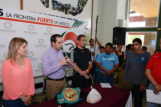 PRESIDE ALCALDE CEREMONIA DE PESAJE OFICIAL PREVIA A FUNCIÓN DE BOX EN LA GRAN PLAZA