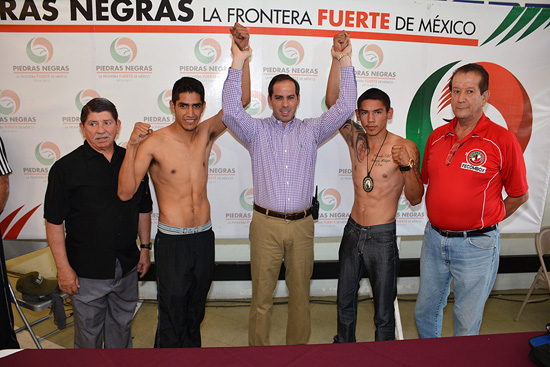 PRESIDE ALCALDE CEREMONIA DE PESAJE OFICIAL PREVIA A FUNCIÓN DE BOX EN LA GRAN PLAZA