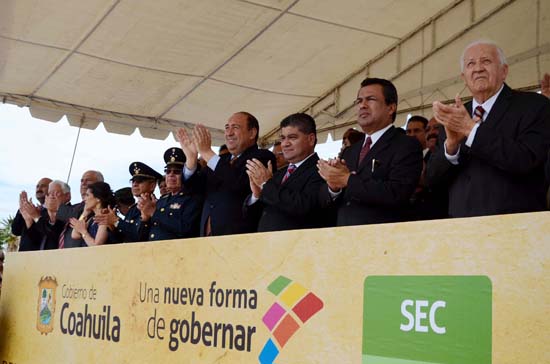 PRESIDE GOBERNADOR DESFILE CONMEMORATIVO DE LOS 100 AÑOS DE LA TOMA DE TORREÓN