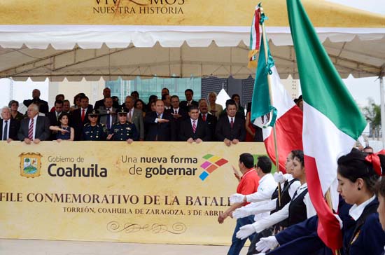 PRESIDE GOBERNADOR DESFILE CONMEMORATIVO DE LOS 100 AÑOS DE LA TOMA DE TORREÓN