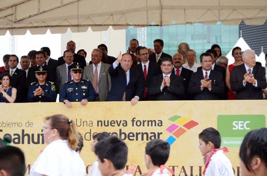 PRESIDE GOBERNADOR DESFILE CONMEMORATIVO DE LOS 100 AÑOS DE LA TOMA DE TORREÓN