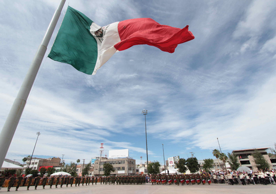 Realizan Izamiento de la Bandera Monumental en Torreón