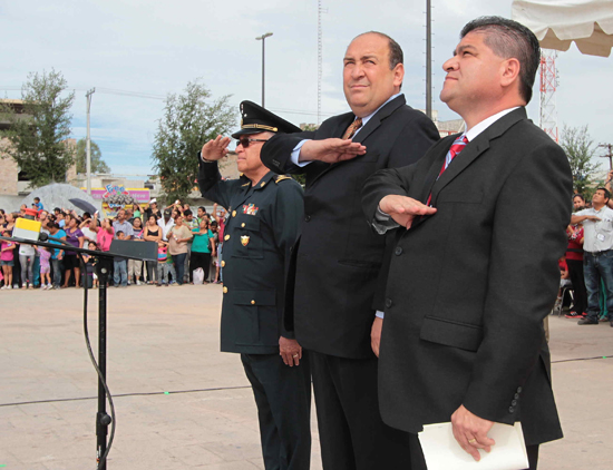 Realizan Izamiento de la Bandera Monumental en Torreón