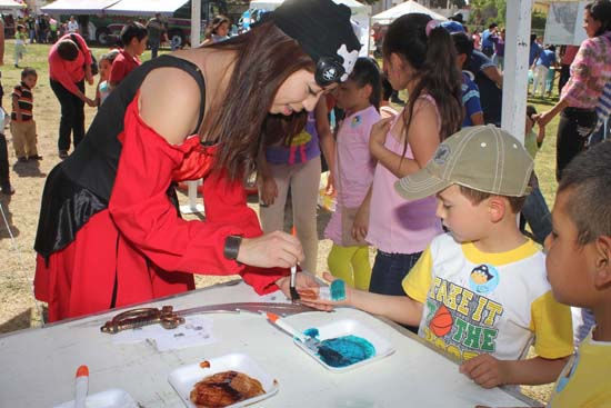 UA de C festeja con Kermes el  "Día del niño" para los hijos de sus trabajadores 