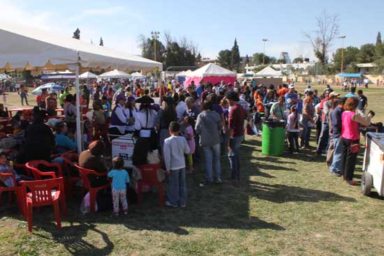 UA de C festeja con Kermes el  "Día del niño" para los hijos de sus trabajadores 