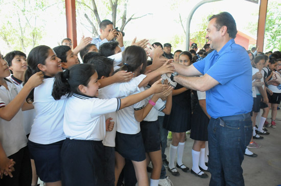 Apoyan a la Escuela 15 de Mayo con una subestación y minisplits 