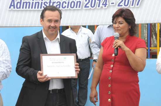 Entrega Alcalde Licenciado Gerardo García Pavimento en la Colonia José de las Fuentes 