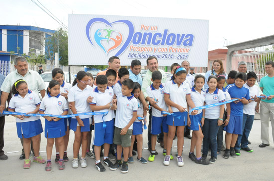 Entrega Alcalde Licenciado Gerardo García pavimento en la Colonia Primero de Mayo 