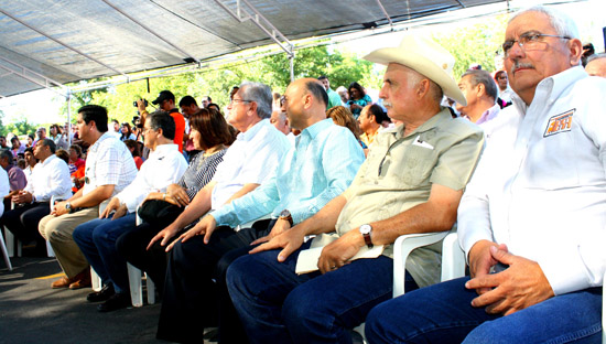 ENTREGAN ALCALDE EVARISTO LENIN PÉREZ Y RUBÉN MOREIRA VALDEZ OBRAS EN ACUÑA.