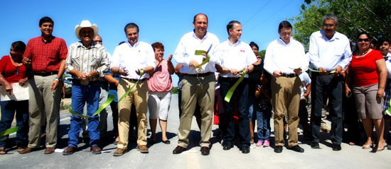 ENTREGAN ALCALDE EVARISTO LENIN PÉREZ Y RUBÉN MOREIRA VALDEZ OBRAS EN ACUÑA.