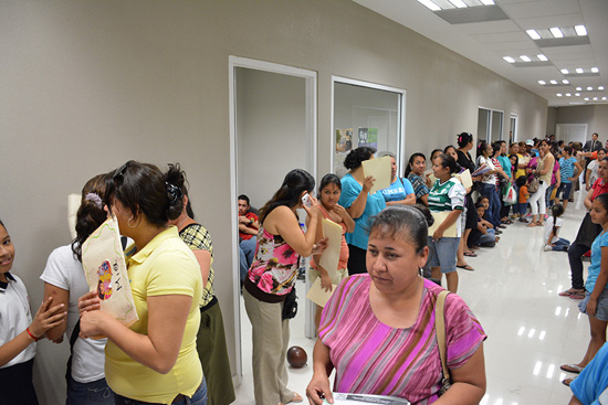 GRAN RESPUESTA DE ESTUDIANTES NIGROPETENSES A PROGRAMA ANUAL DE BECAS PARA NIVEL PRIMARIA, SECUNDARIA Y PREPARATORIA 