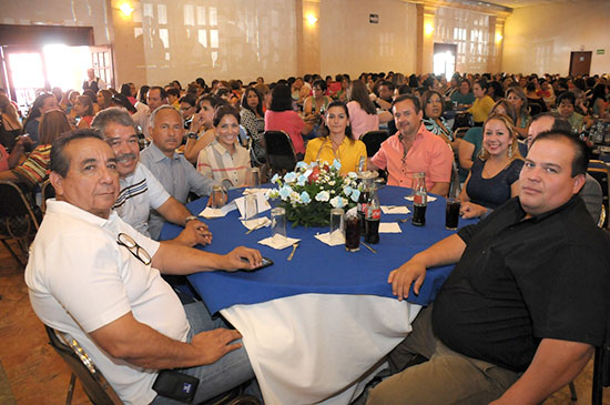  Miles de maestros disfrutaron el homenaje que les hizo el Ayuntamiento de Monclova