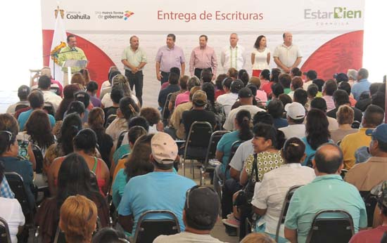 Preside Alcalde Licenciado Gerardo García Castillo entrega de Escrituras a monclovenses 