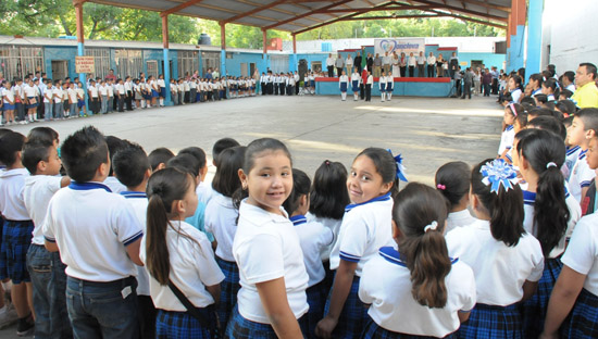 Refrenda Licenciado Gerardo García todo su apoyo a las escuelas en favor de la educación 