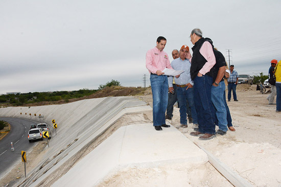 SUPERVISA ALCALDE COLOCACIÓN DE TALUDES DE CONCRETO SOBRE EL PASO A DESNIVEL DEL BOULEVARD VENUSTIANO CARRANZA