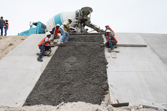 SUPERVISA ALCALDE COLOCACIÓN DE TALUDES DE CONCRETO SOBRE EL PASO A DESNIVEL DEL BOULEVARD VENUSTIANO CARRANZA