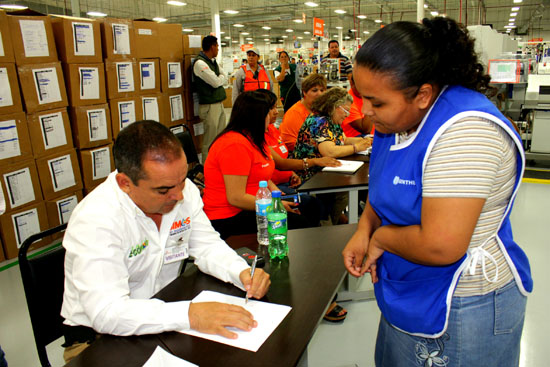 VISITA EL ALCALDE EVARISTO LENIN PÉREZ MAQUILADORA: “GENTHERM”.