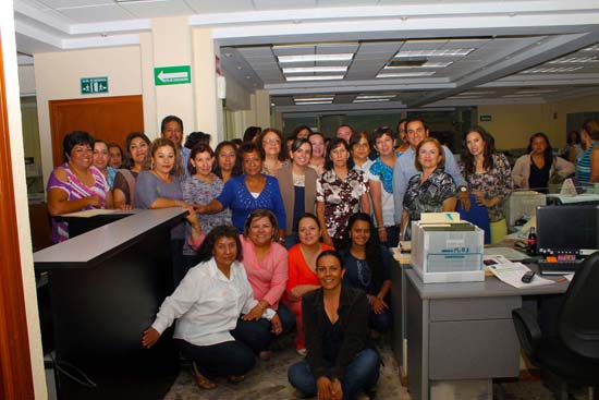 Capacitan en el curso "Cambio personal y la excelencia en el servicio" para personal administrativo de la UA de C 