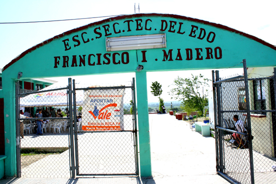 Continúa campaña preventiva contra “el dengue” en escuela “Francisco I Madero” 