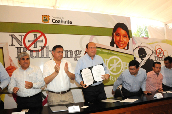 DICE COAHUILA ‘NO’ AL BULLYING; FIRMA GOBERNADOR DECRETO PARA ATENDER ESTE PROBLEMA