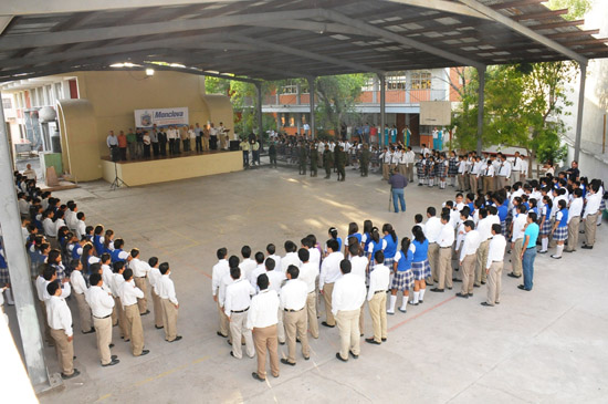 En la Secundaria Harold Pape presidieron autoridades el lunes cívico 