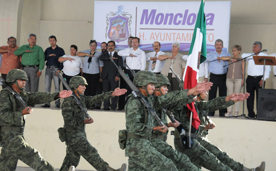 En la Secundaria Harold Pape presidieron autoridades el lunes cívico 