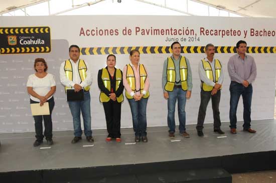 INICIAN FUNCIONARIOS ESTATALES TRABAJOS DE PAVIMENTACIÓN EN VARIAS COLONIAS