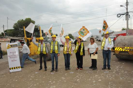 INICIAN FUNCIONARIOS ESTATALES TRABAJOS DE PAVIMENTACIÓN EN VARIAS COLONIAS