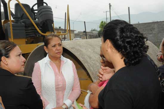 INICIAN FUNCIONARIOS ESTATALES TRABAJOS DE PAVIMENTACIÓN EN VARIAS COLONIAS