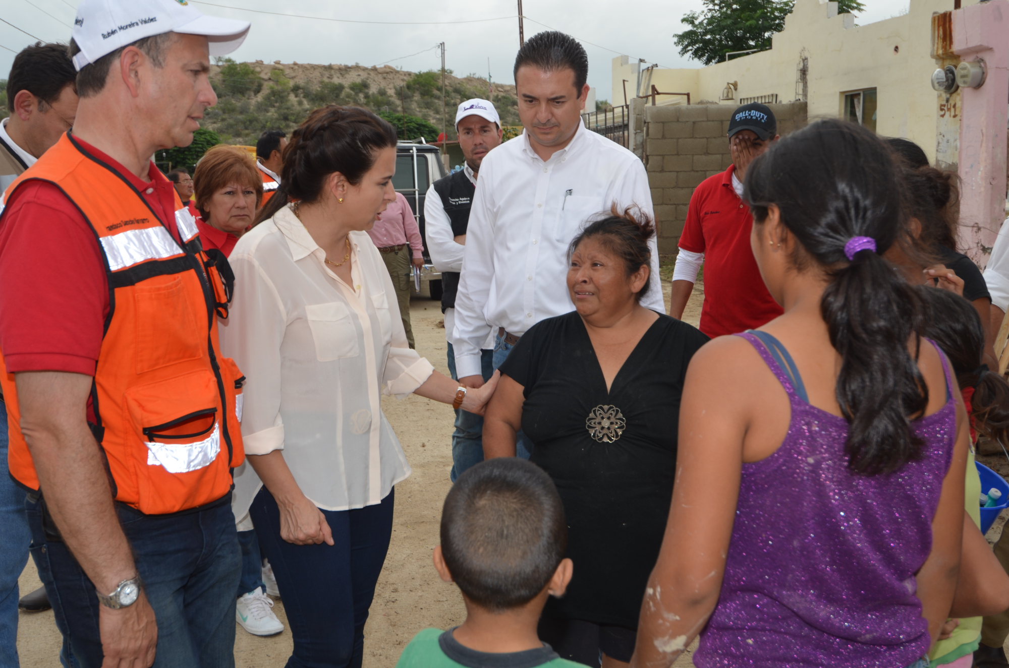 Recorre Carolina Viggiano colonias afectadas por lluvias en Acuña