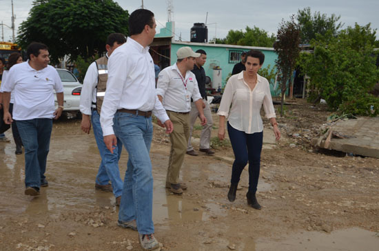 Recorre Carolina Viggiano colonias afectadas por lluvias en Acuña