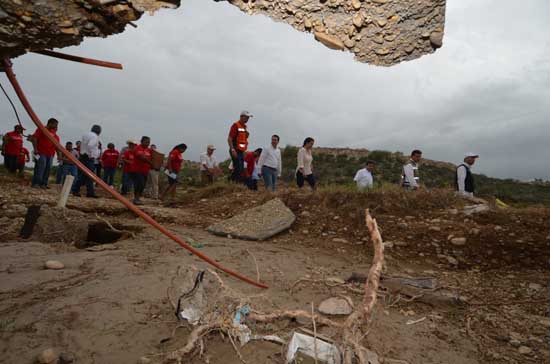 Recorre Carolina Viggiano colonias afectadas por lluvias en Acuña