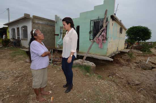 Recorre Carolina Viggiano colonias afectadas por lluvias en Acuña