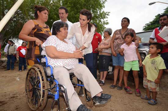 Recorre Carolina Viggiano colonias afectadas por lluvias en Acuña