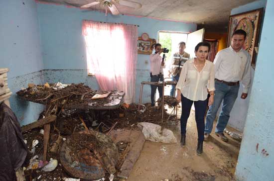 Recorre Carolina Viggiano colonias afectadas por lluvias en Acuña